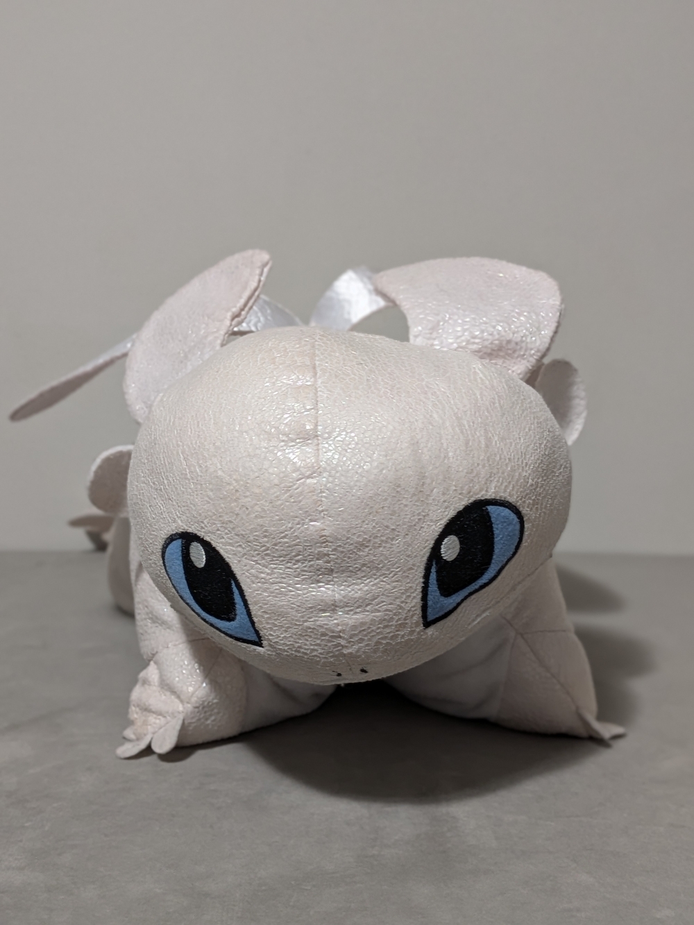 Pillow Pets DreamWorks How To Train Your Dragon White Iridescent Pillow